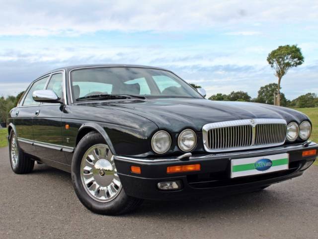 Image 1/5 of Daimler Double Six (1996)