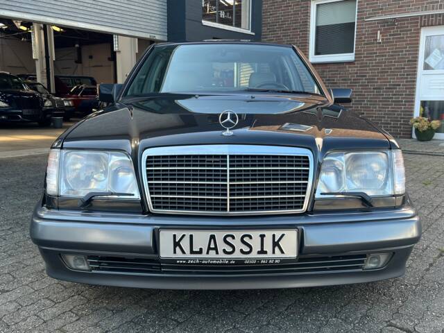 Image 1/50 of Mercedes-Benz E 500 (1993)