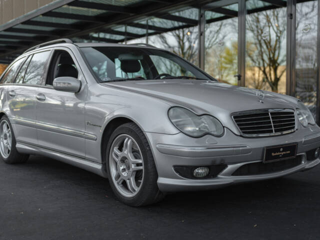 Immagine 1/26 di Mercedes-Benz C 32 AMG T (2002)