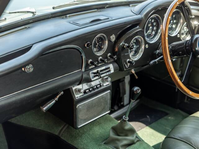 Aston Martin DB 4