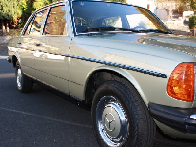 Mercedes-Benz 230 E