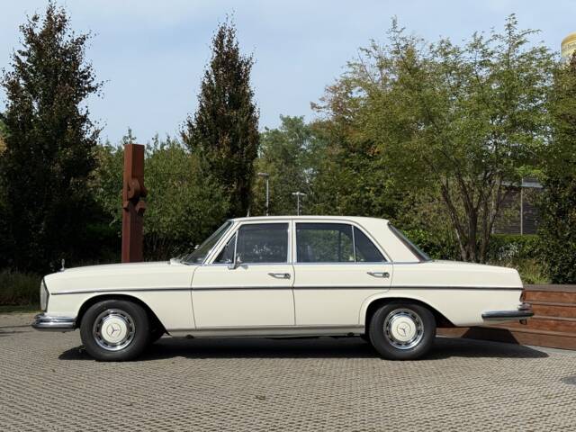Mercedes-Benz 280 SE