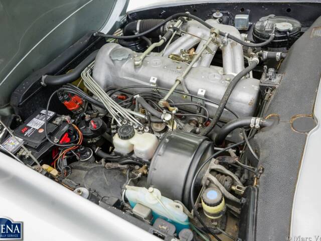 Mercedes-Benz 230 SL