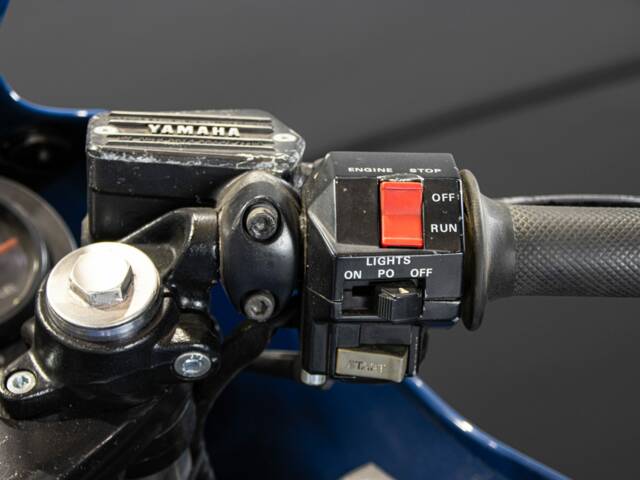 Yamaha FZ 750