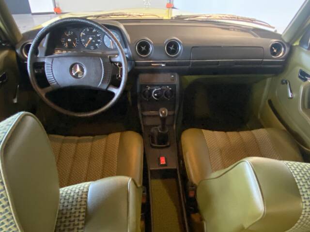 Mercedes-Benz 200 D