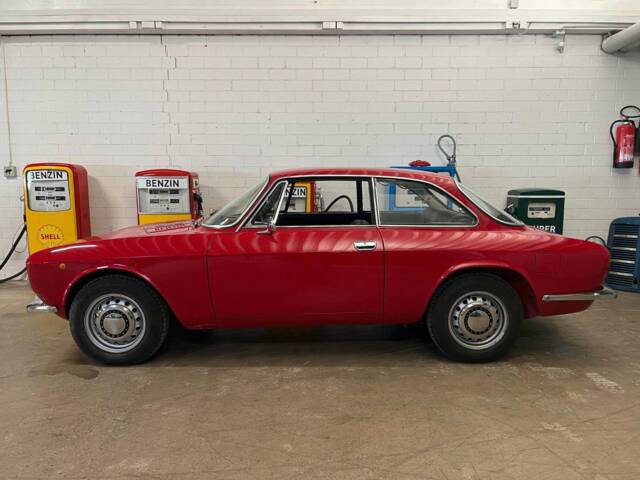 Immagine 1/20 di Alfa Romeo Giulia GT 1300 Junior (1971)