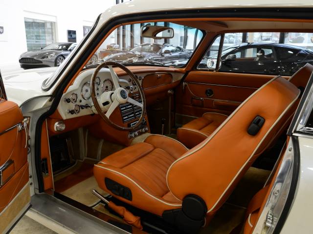Aston Martin DB 6 Mk II