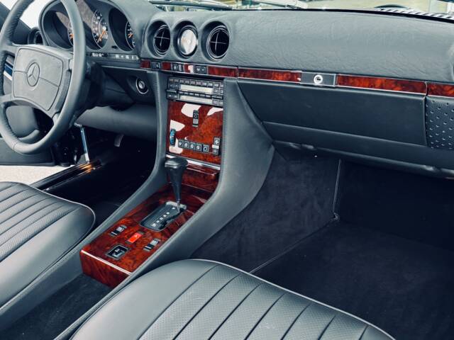 Mercedes-Benz 560 SL