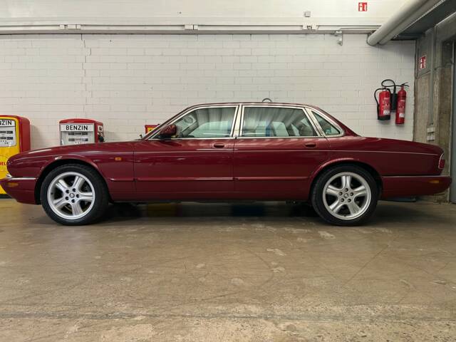 Bild 1/16 von Jaguar XJ 8 4.0 Executive (2000)