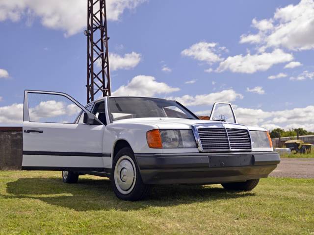 Mercedes-Benz 200 D