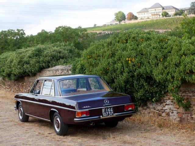 Mercedes-Benz 220