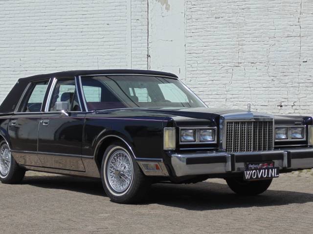 Image 1/13 of Lincoln Continental Sedan (1985)
