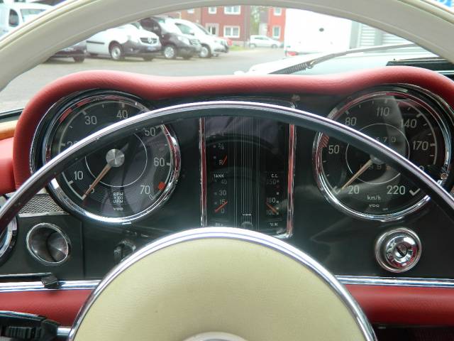 Mercedes-Benz 230 SL