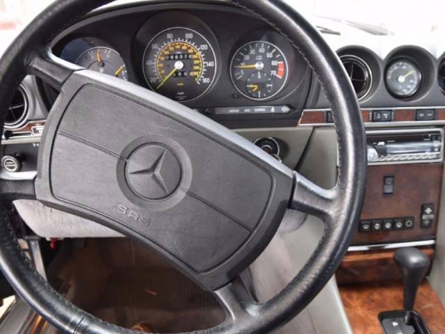 Mercedes-Benz 560 SL