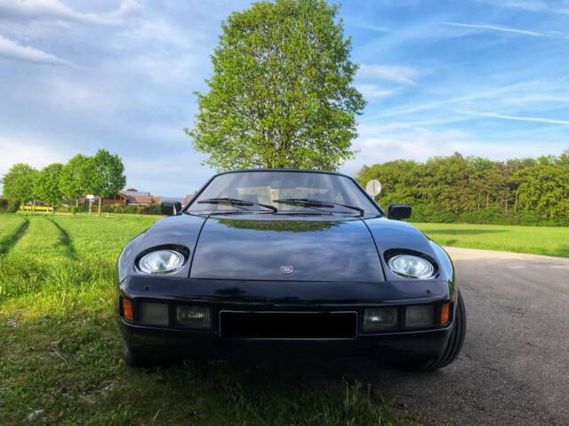 Porsche 928