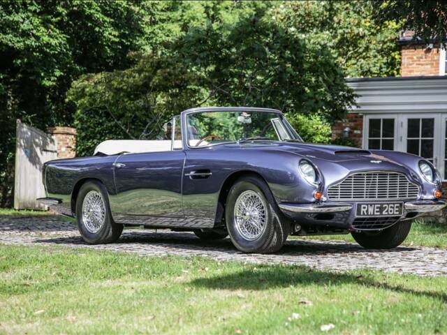 Aston Martin DB 6 Volante
