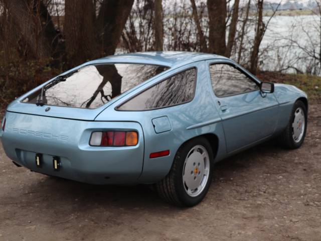 Porsche 928 - Back