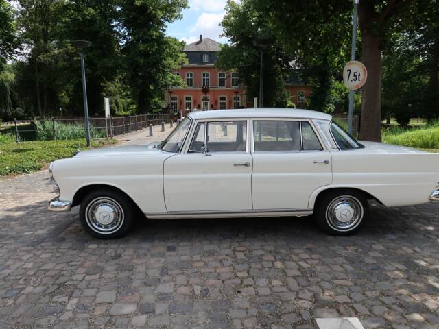 Mercedes-Benz 200 D