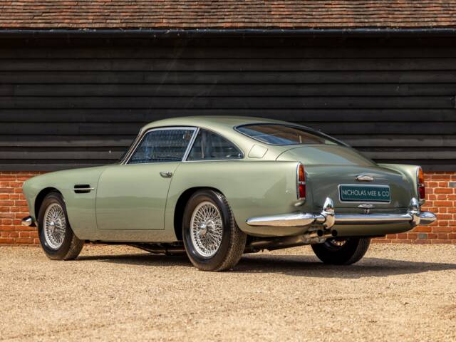 Aston Martin DB 4