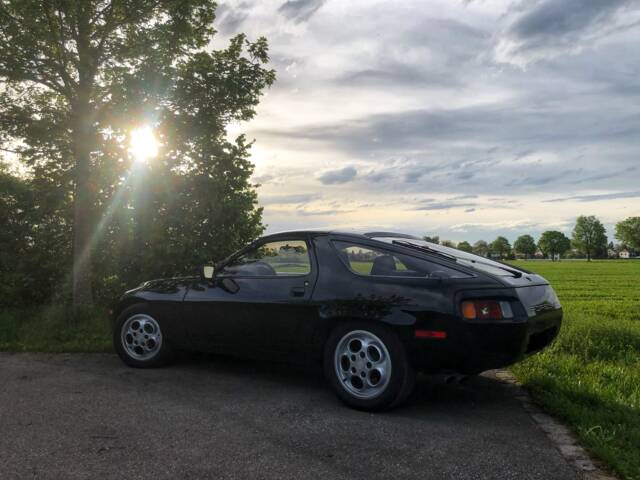 Porsche 928