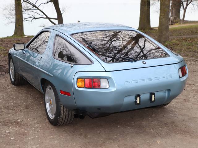 Porsche 928 - Back