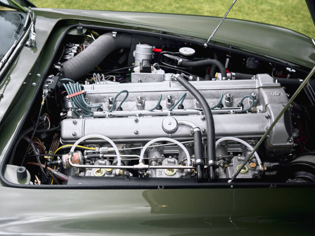 Aston Martin DB 6 Mk II