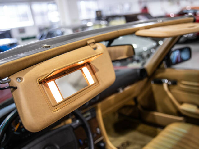 Mercedes-Benz 560 SL