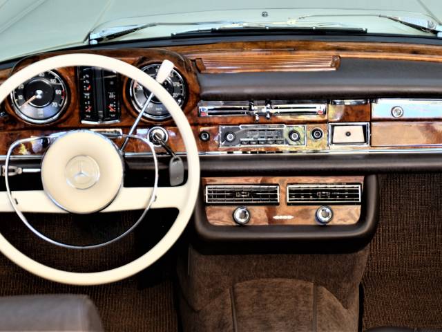 Mercedes-Benz 300 SE