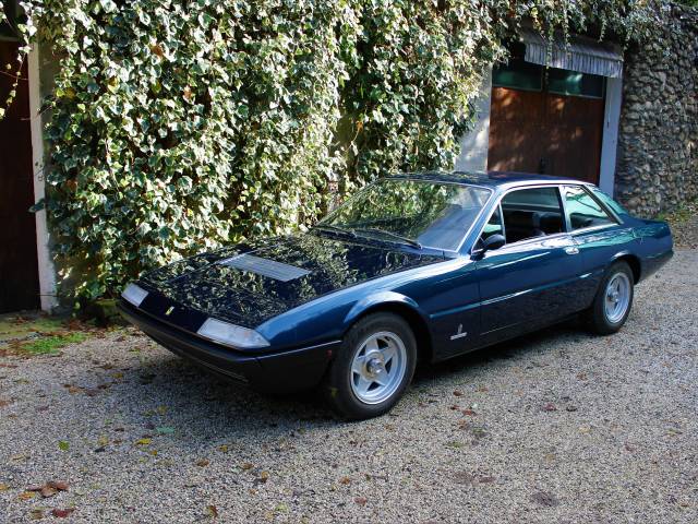Ferrari 365 GT4 2+2: eleganza a tutta velocità