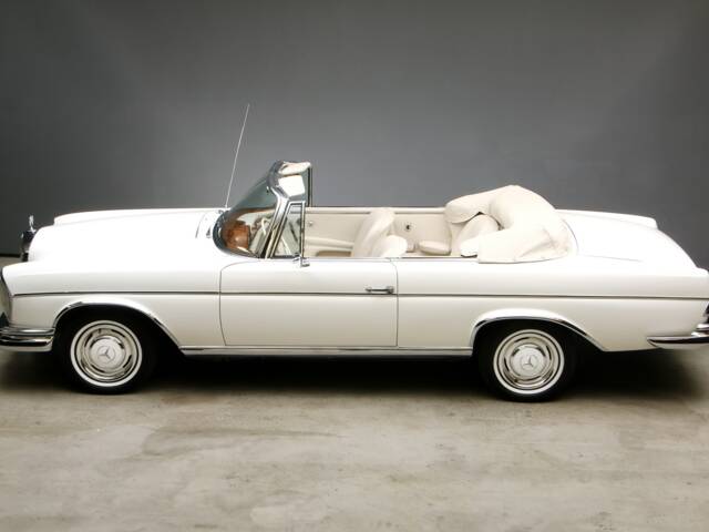 Mercedes-Benz 300 SE