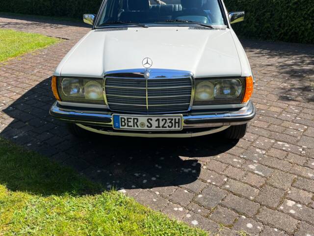 Image 1/11 of Mercedes-Benz 200 (1982)