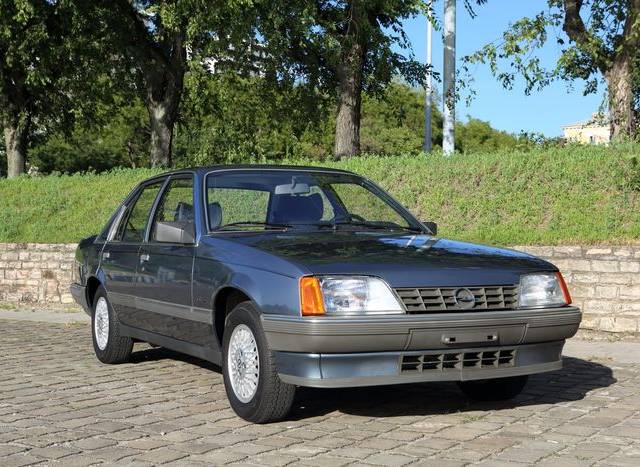 Bild 1/9 von Opel Rekord 2,2i (1986)