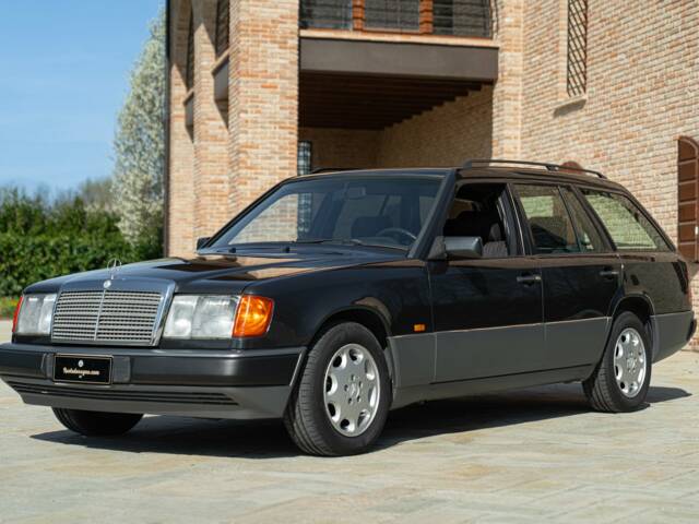 Image 1/50 de Mercedes-Benz 200 TE (1993)