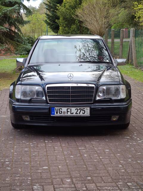 Image 1/26 of Mercedes-Benz E 500 Limited (1994)