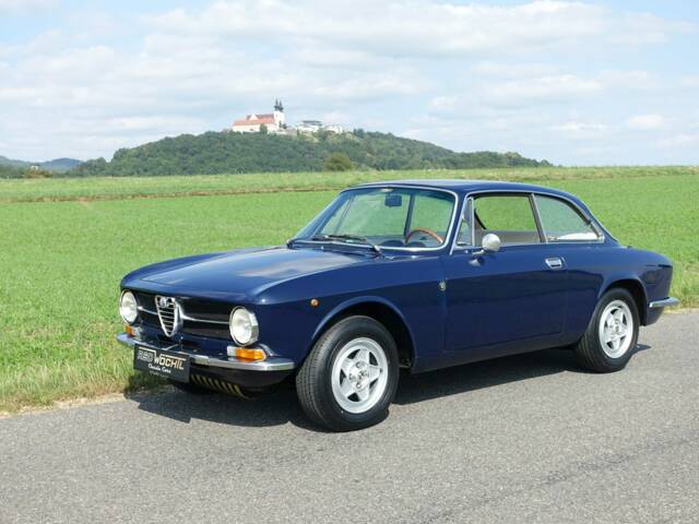 Image 1/39 de Alfa Romeo Giulia 1600 GT Junior (1972)