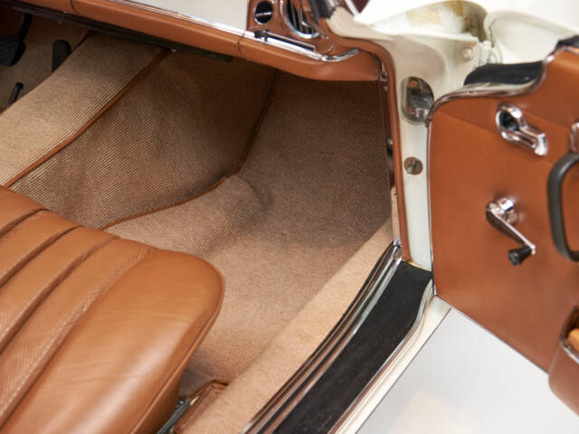 Mercedes-Benz 230 SL