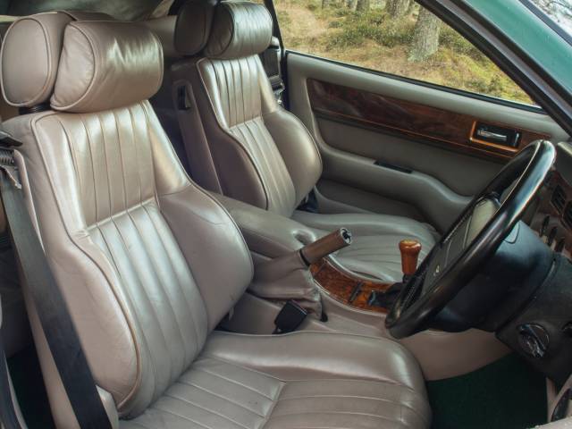 Aston Martin Virage Volante