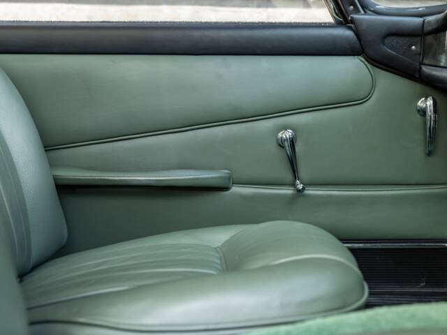 Aston Martin DB 4