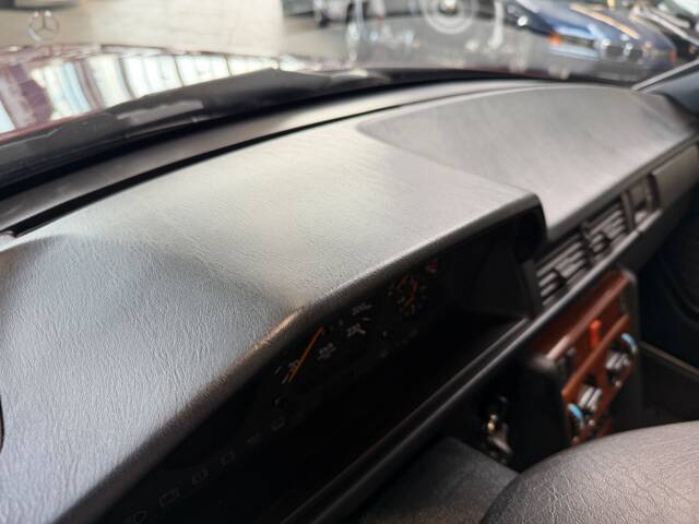 Mercedes-Benz 230 E