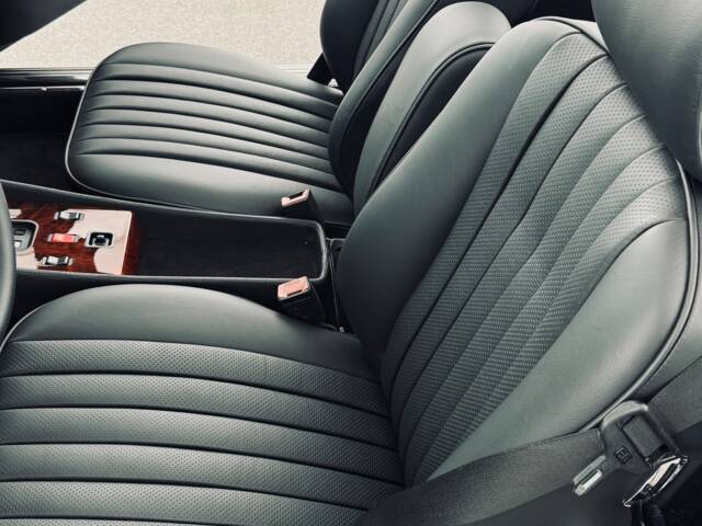 Mercedes-Benz 560 SL