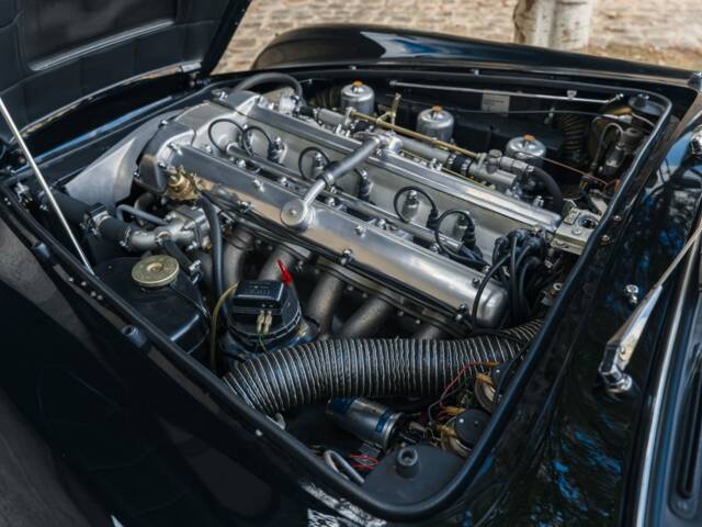 Aston Martin DB 5 Volante