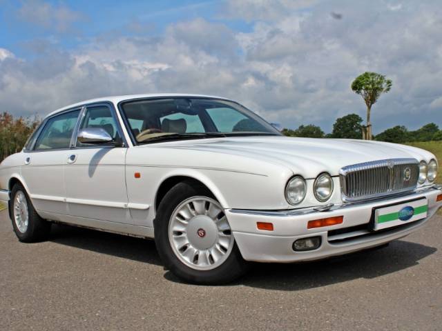 Image 1/5 of Daimler Double Six (1996)