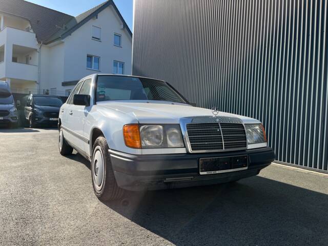 Image 1/6 de Mercedes-Benz 260 E 4-Matic (1987)