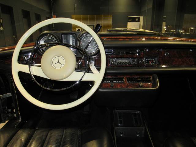 Mercedes-Benz 280 SE