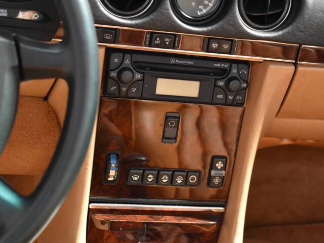 Mercedes-Benz 560 SL