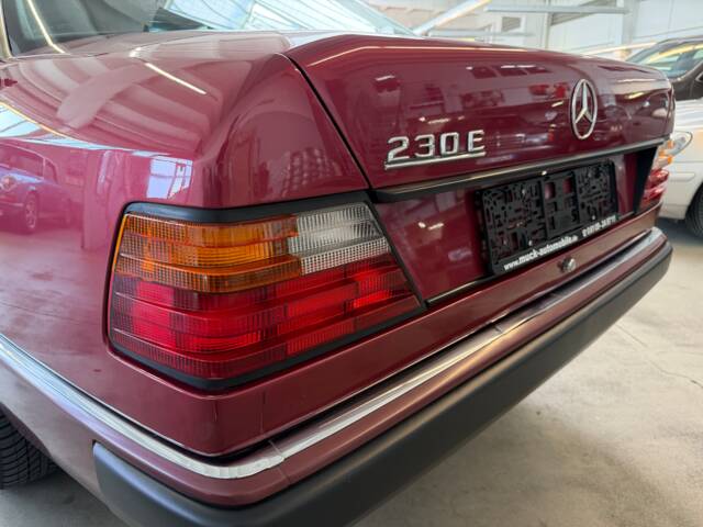 Mercedes-Benz 230 E