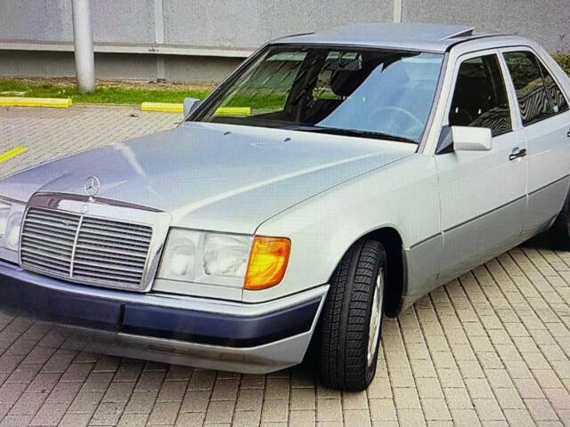Imagen 1/19 de Mercedes-Benz E 200 (1993)