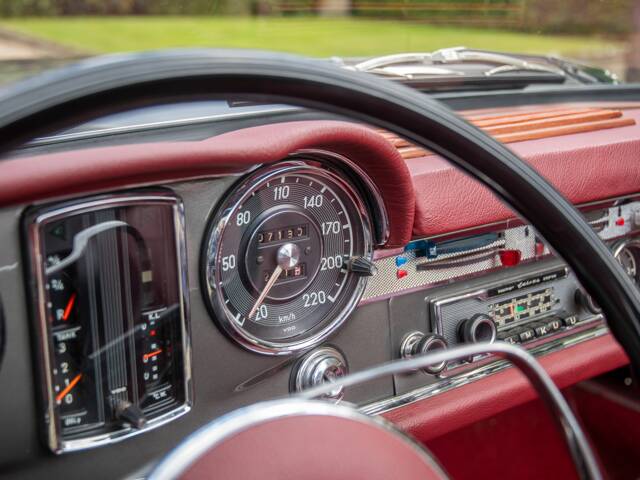 Mercedes-Benz 230 SL
