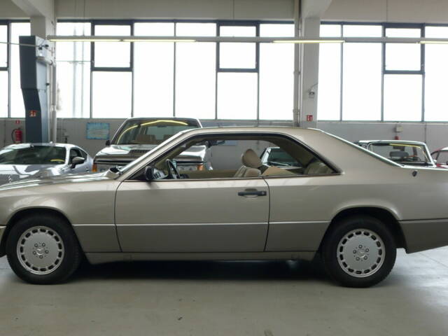 Afbeelding 1/33 van Mercedes-Benz 300 CE (1988)