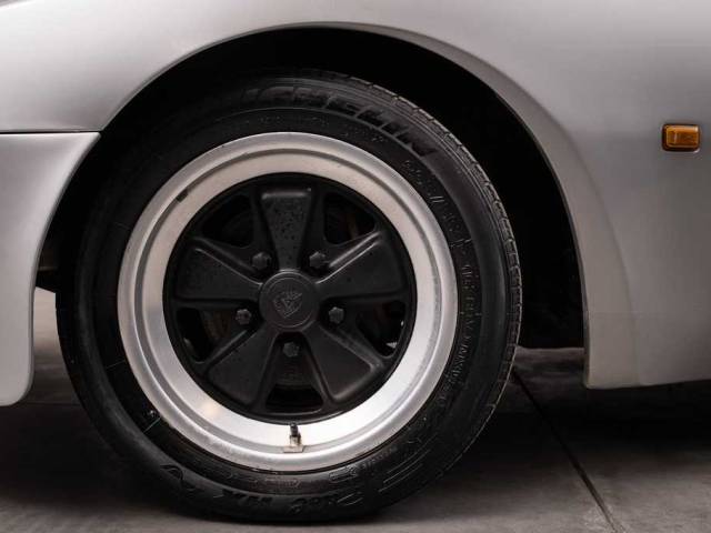 Porsche 944